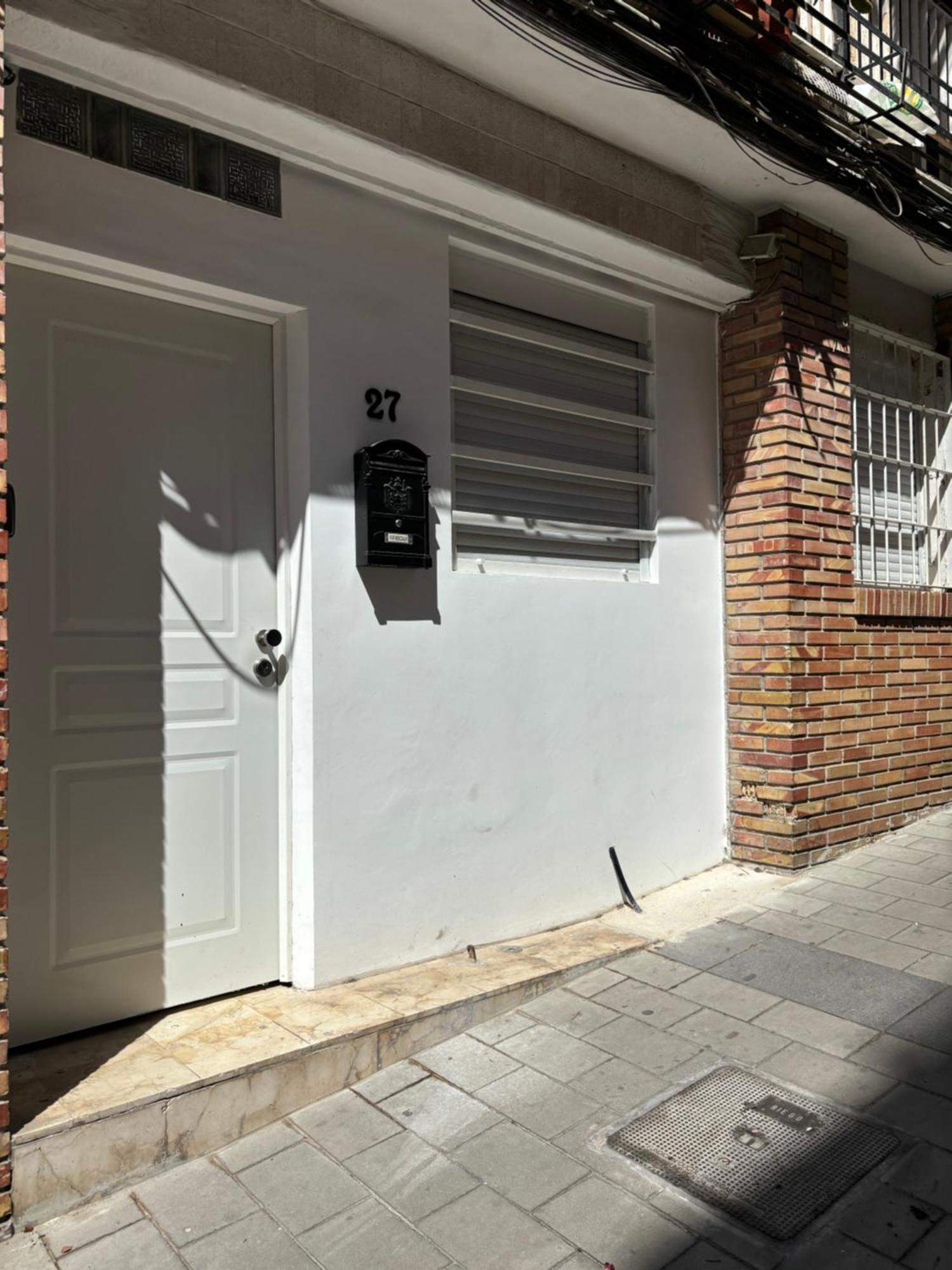 Apartamento Blanco Y Negro En El Centro Alicante Exterior photo